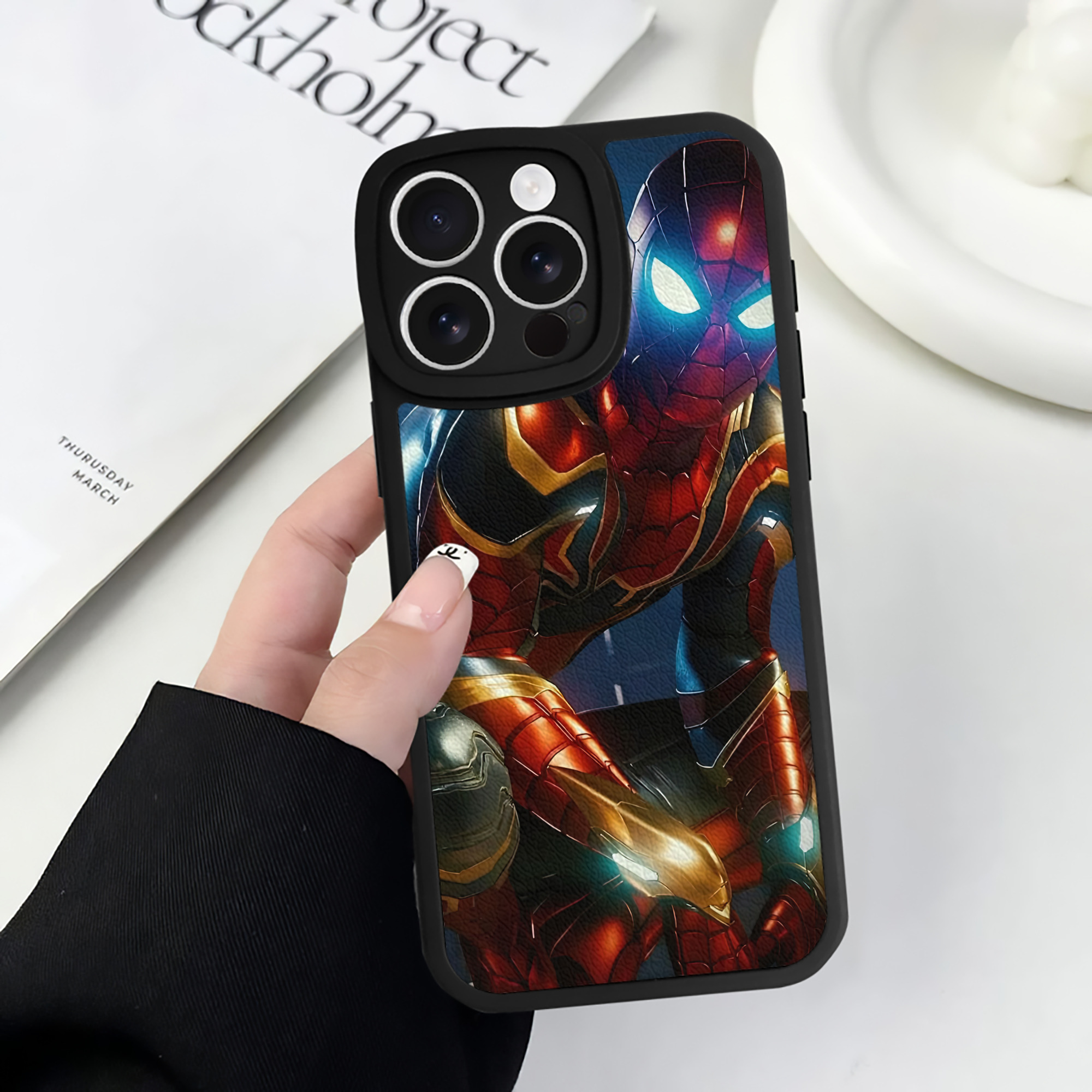 （画像用） Spider Man スパイダーマン 【iPhone 16シリーズ対応】シリコンスマホケース（レザー調） 材質：シリコン